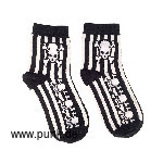 Schwarze weiß gestreifte Socken mit weißen Skulls